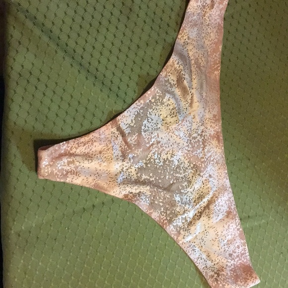 A Soma bra and matching underwear - Picture 2 of 3